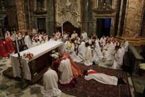 Marco S. prostrato durante le litanie