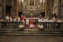 Marco S. prostrato durante le litanie 